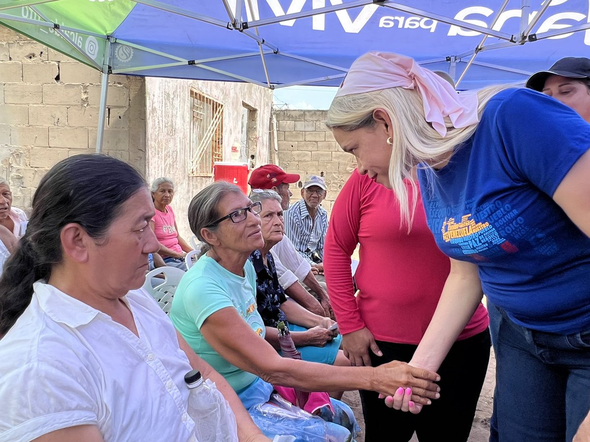 Marianela_PSUV's tweet photo. Estas Jornadas son la prueba del compromiso y la protección que envía nuestro presidente @NicolasMaduro. Y con esa tarea llegamos a la BMS “Bolívar Renace”, que agrupa a 7 comunidades y a más de 5.530 personas que recibieron atención integral. @OviedoPSUV #VenezuelaEsTradición https://t.co/JqbpQYFKQc