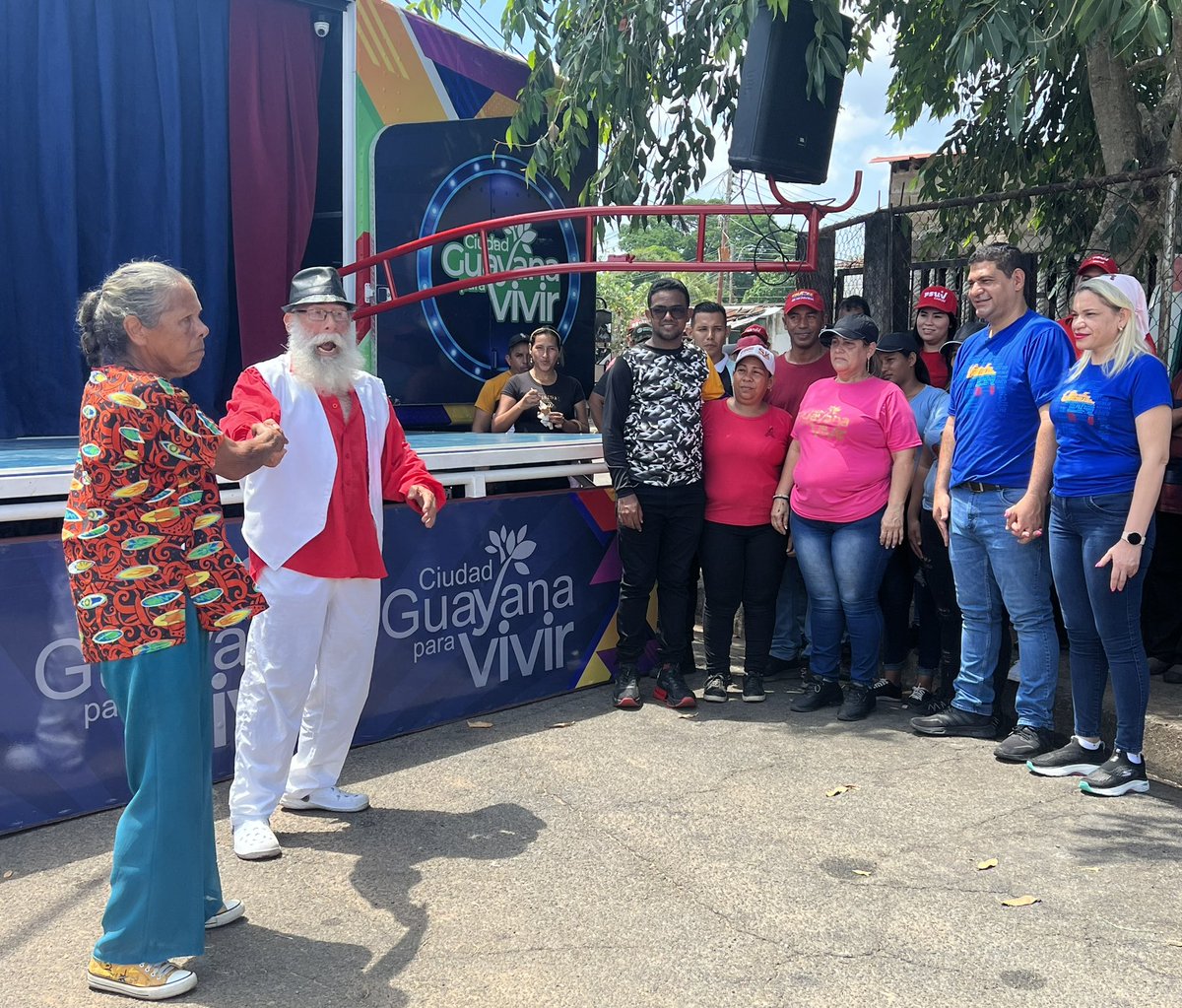 Marianela_PSUV's tweet photo. Estas Jornadas son la prueba del compromiso y la protección que envía nuestro presidente @NicolasMaduro. Y con esa tarea llegamos a la BMS “Bolívar Renace”, que agrupa a 7 comunidades y a más de 5.530 personas que recibieron atención integral. @OviedoPSUV #VenezuelaEsTradición https://t.co/JqbpQYFKQc