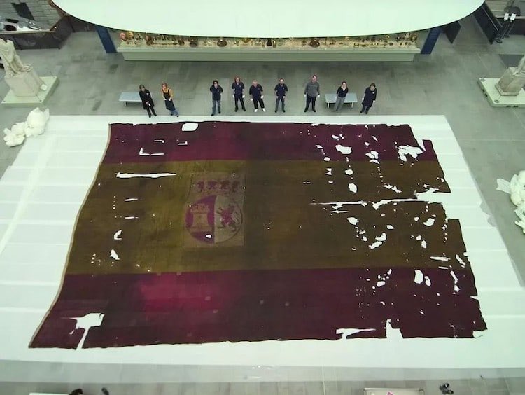 The Enormous Scale of the flag flown on the Spanish ship, the San Ildefonso, during the Battle of Trafalgar. It was captured by the Royal Navy on 21st October 1805 and measures nearly 33 feet wide and 47.5 feet long. #OTD