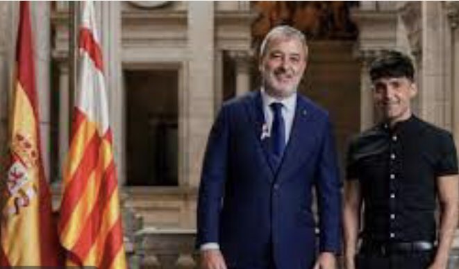 Un alcalde que òbvia la bandera catalana en un acte oficial a l’Ajuntament de Barcelona no mereix ser alcalde. Vergonya @bcn_ajuntament