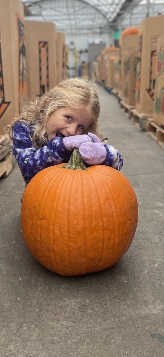 Tuc5150's tweet photo. I think she found her fav https://t.co/SuwWhhaPty