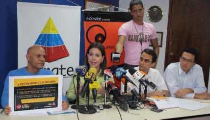 pburelli's tweet photo. MARIA CORINA FINALMENTE

Desde el 2002 @MariaCorinaYA se ha dedicado cuerpo y alma a enfrentar a una ‘revolución’ profundamenre anti-democrática, inepta y cruel que ha destruido a Venezuela y expulsado a casi 25% de su población. 

En estos 21 años María Corina ha tenido que enfrentar a Chávez, a @NicolasMaduro y sus huestes, a opositores de pacotilla, a encuestadores embusteros e inclusive a diplomáticos gringos intimidados por su independencia. Nunca ha titubeado, nunca se ha dejado amedrentar, y nunca ha creído en esa ‘unidad’ de ínfimo común denominador que tanto daño nos ha hecho. 

En estos años la he visto sacrificarlo todo por Venezuela, la he visto soportar la ausencia de sus tres maravillosos hijos que entienden como nadie la misión y prioridades de su madre. Nunca ha flaqueado y poco le ha importado las críticas de blandengues, normalizadores, ‘optimistas’ y alacranes o colaboracionistas. 

Manana, finalmente, los venezolanos tienen la oportunidad de reconocer con su voto su constancia y su coraje. 

Mañana, en una #Primaria que aterra al régimen y a los #ManuelRamosCaprileses que tanto daño le han hecho al pais con su “doblarse para no partirse”, María Corina asume un rol para el cual está completamente preparada. 

Derrotada la oposición acomodaticia viene la batalla ardua contra unas mafias enquistadas y aterradas. Desde el lunes en adelante se abre una oportunidad llena de riesgos que hay que minimizar con firmeza e inteligencia. Nada está garantizado, pero nadie jamás le garantizó nada a María Corina. Ella tendrá que marcar el paso y a los venezolanos nos tocará confiar en quien jamás desmayó. 

Suerte Venezuela y gracias querida amiga por lo hecho y por lo que sé harás a futuro. 

#HastaElFinal