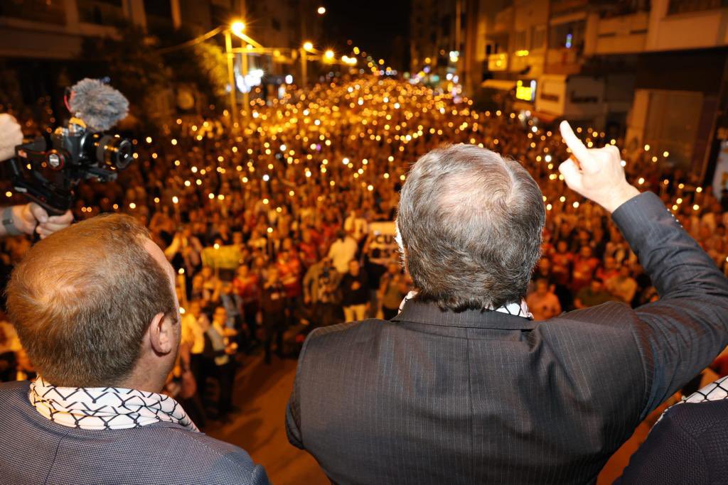 _aliyalcin_'s tweet photo. Çocuklar Uyurken Sessiz Olunur,
Ölürken Değil.

Savaşın da bir hukuku vardır.
Ne olursa olsun, mabetlere, mektepler ve hastanelere dokunulmaz!

Hastaneyi hedef alan siyonist vahşet, savunmasız çocukları öldürdü ve  katliamı yaptı.
Bu caniler savaş suçlusu olarak uluslarası mahkemelerde yargılanmalıdır.

Siyonist İsrail, emperyalistlerin oluşturduğu uluslararası hukukun şemsiyesi altında soykırım suçunu işliyor.

ABD vetosuyla da BM Genel Kurulu tarafından bu suçun üstü örtülüyor.

Biz bugün insanlığımızdan utanırken…
Çocuk yüreği yenecek o zalimleri.
Buna da iman ediyoruz.
 
Ey insanlık…
Çocukların ölümü titretir arzı derler…
Kaç çocuk öldü, kaç ananın yüreği dağlandı.
Elinde evladının cansız bedeni,
kaç baba, yangının ortasında çaresiz kaldı.

Ey insanoğlu kalk ayağa…
Onuruna sahip çık.
Suskunluğunla suça ortak olma!  

**
Bugün Türkiye’nin turizm bölgesi Antalya’da insan onuru için meşaleli yürüyüşle “Filistin’e Destek, İsrail’e Lanet” için bir araya geldik.

 Antalyalılar;
 “Antalya’dan Gazze’ye direnişe bin selam”
•”İnsanlık onuru İsrail’i yenecek” sloganlarıyla sesini yükseltirken, haysiyetli duruşla farkını da ortaya koydu.

Yıkılasın İsrail, enkazını göreyim,
Sana ülke diyenin yüzüne tüküreyim.

#LetGazaBabiesLive 
#GazzeliBebeklerYaşasın