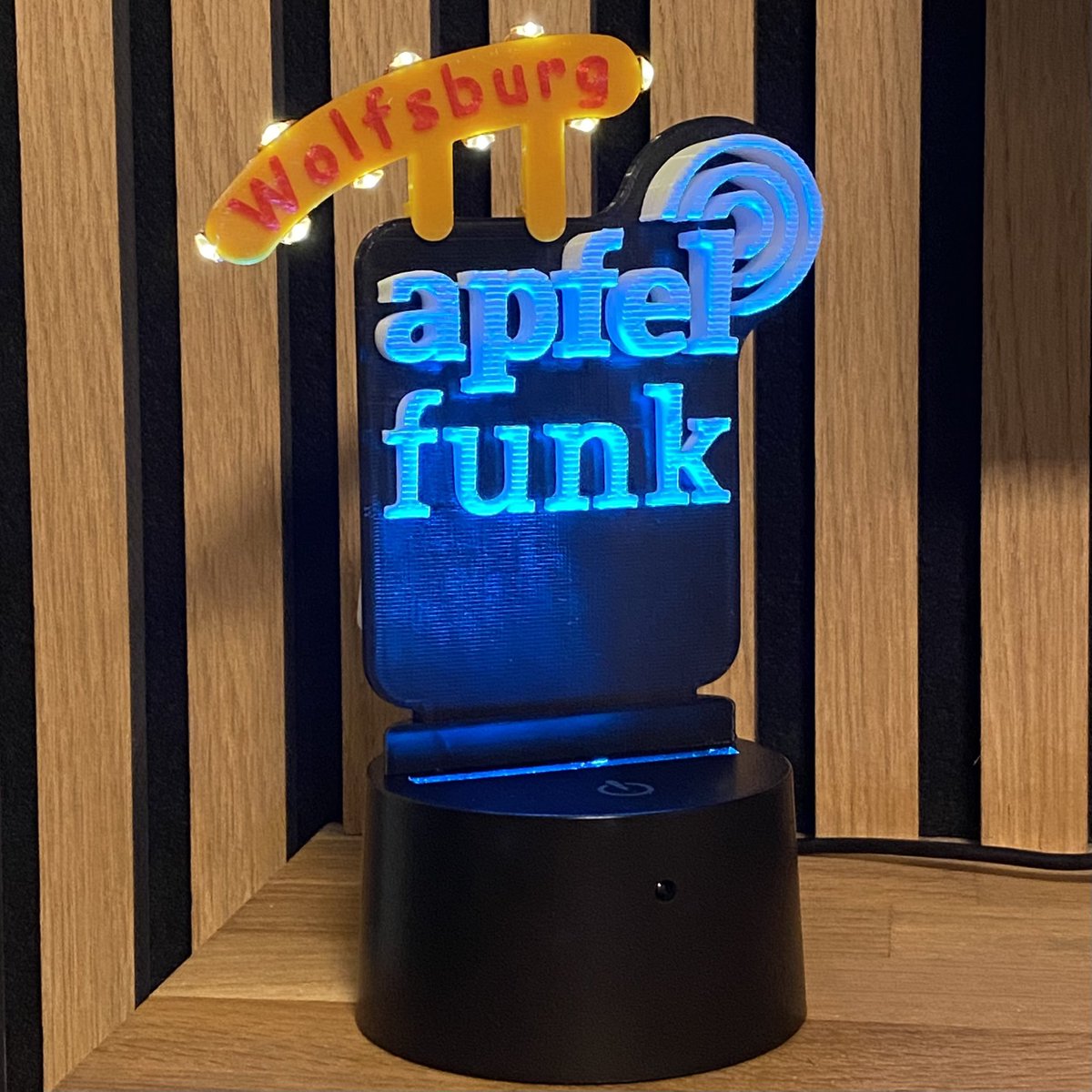 tech_tobi's tweet photo. Du fährst 400km, um gemeinsam mit 50 völlig fremden Menschen 4 Herren beim podcasten zu lauschen 👂- total verrückt! Es war ein grandioses Fest! Danke dafür und bis bald 👋@Apfelfunk @jcfrick @maltekir @RafaelZeier @MCReim #WOBWOB https://t.co/yOdzDMxiGA