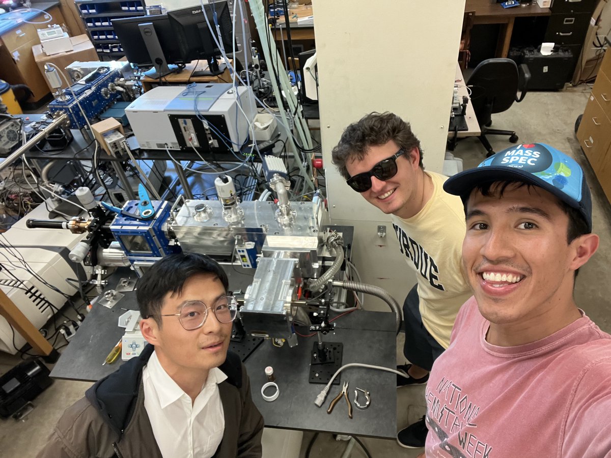 XilaiLi5's tweet photo. A nice visitor to our lab @GeueNiklas  and to the soft-landing field @LabLaskin @HugoSamayoa8. Impressed by his presentation on IM-MS works. 
https://t.co/djIW1FOLWC https://t.co/YXUetHm5o1