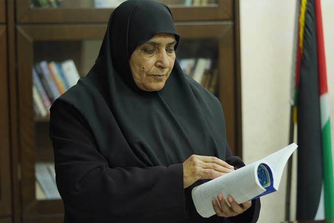 "ولو كُنَّ النّساءُ كمَنْ فقدْنا .. لفضّلتُ النّساءَ على الرِّجَال".

حفيدة الصحابيات وقائدة الفدائيات

هذه المرأة الفلسطينية بألف رجل، صانعة رجال ومربية أجيال، أي كلام نقوله في حقها قليل، نذرت نفسها للدعوة والدين والدفاع عن فلسطين ونصرة المجاهدين منذ عقود.

فدائية من طراز فريد،