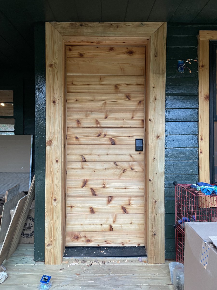 Finally got our front door installed! Took way longer than expected but thats what happens when you only do carpentry once every 6 months 😅