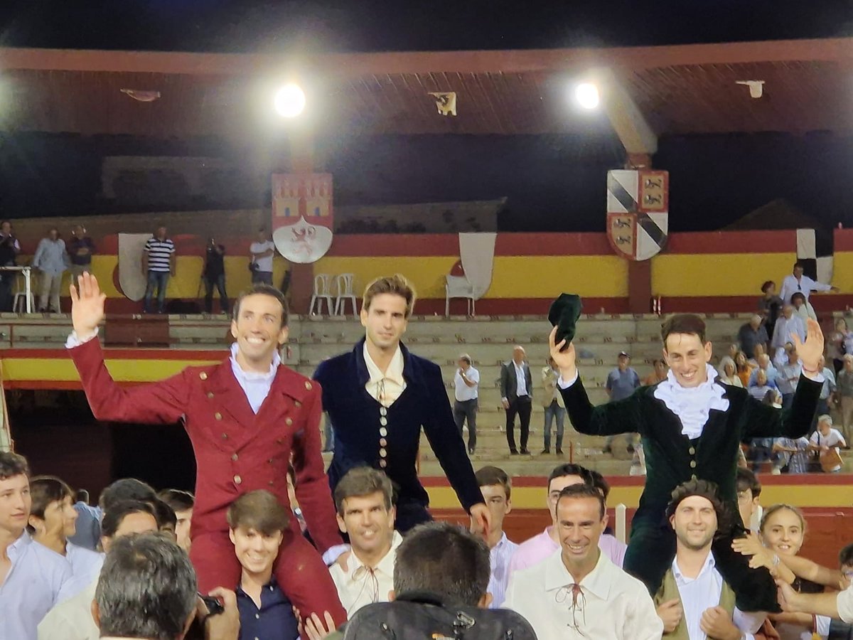 La terna a hombros en la Pinzoniana de Palos de la Frontera
burladero.tv/festejos/2023/…