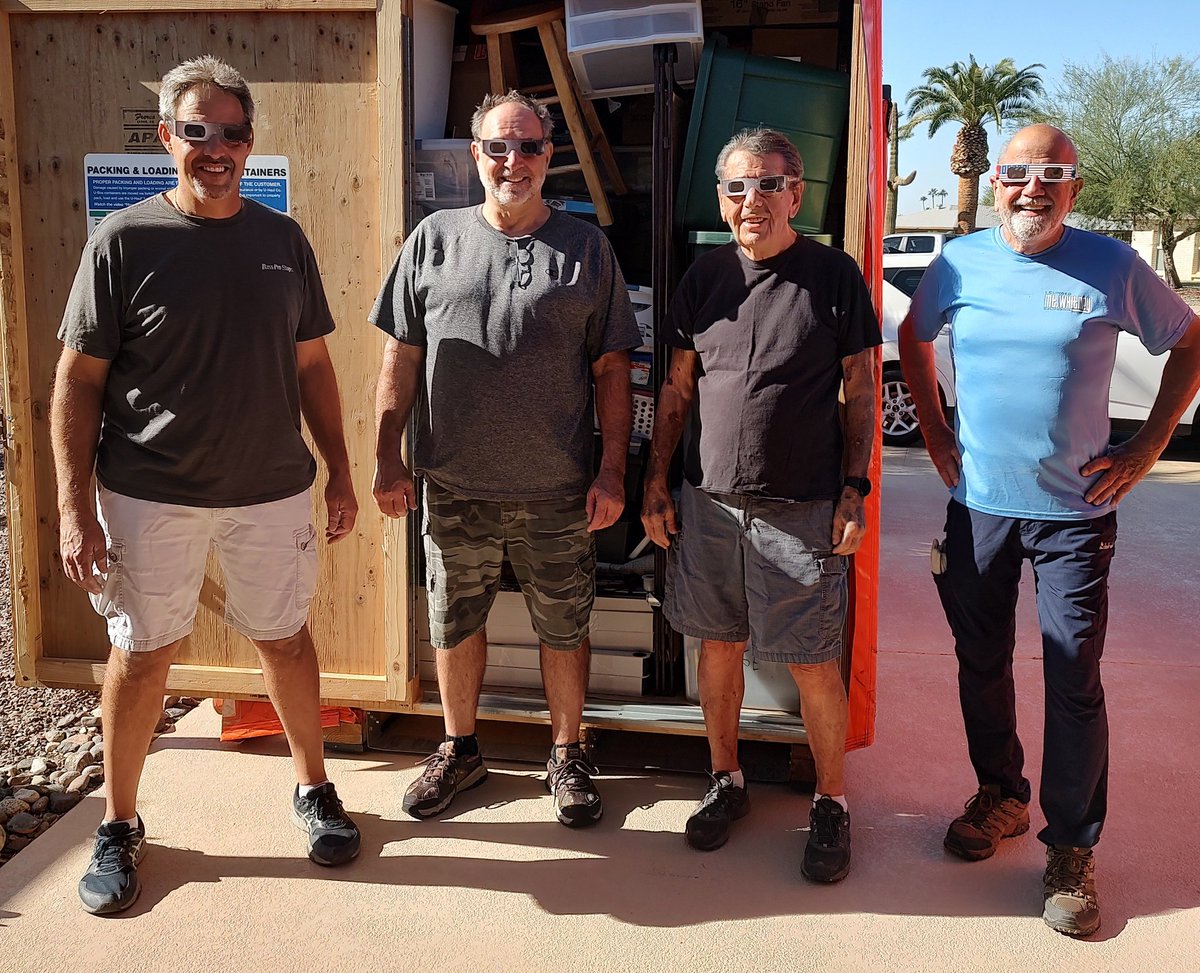 KartsHuseonica's tweet photo. Helping folks move while enjoying the solar eclipse.
#suncityaz #volunteeringissexy https://t.co/Gr5wEGkS7G