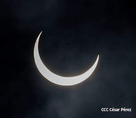 laprimerisima's tweet photo. En cuestión de minutos se completará el Eclipse Anular, revelando el anillo de fuego en todo su esplendor. ¡Mantente atento para ver las increíbles fotos de este fenómeno que ya alcanza el 80 por ciento de su totalidad! 🌒🔥 #EclipseAnular2023 https://t.co/VeQt67owNp