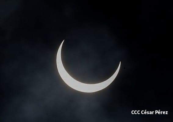laprimerisima's tweet photo. En cuestión de minutos se completará el Eclipse Anular, revelando el anillo de fuego en todo su esplendor. ¡Mantente atento para ver las increíbles fotos de este fenómeno que ya alcanza el 80 por ciento de su totalidad! 🌒🔥 #EclipseAnular2023 https://t.co/VeQt67owNp
