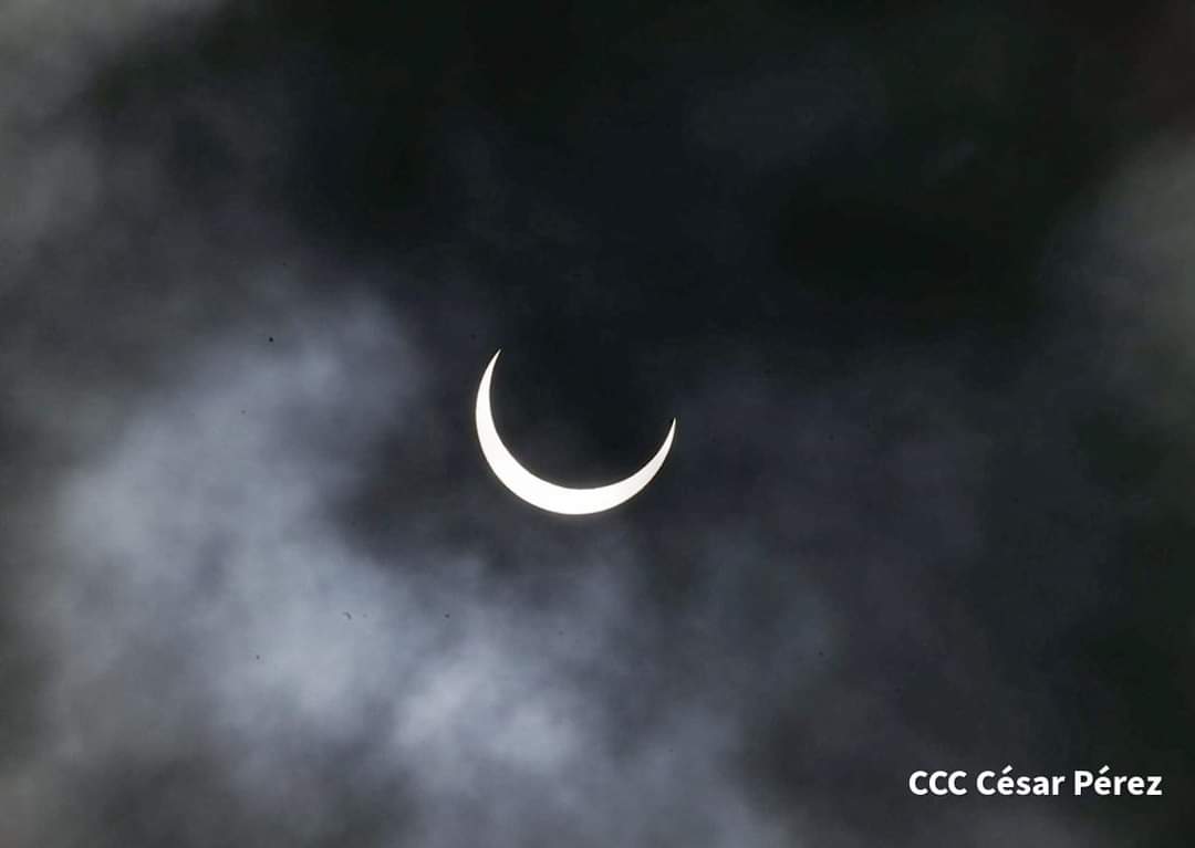 laprimerisima's tweet photo. En cuestión de minutos se completará el Eclipse Anular, revelando el anillo de fuego en todo su esplendor. ¡Mantente atento para ver las increíbles fotos de este fenómeno que ya alcanza el 80 por ciento de su totalidad! 🌒🔥 #EclipseAnular2023 https://t.co/VeQt67owNp