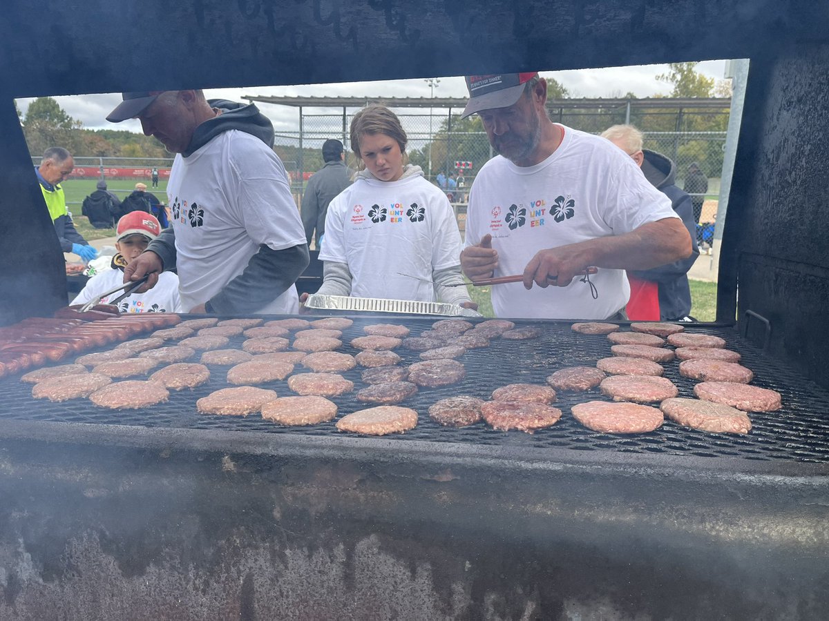 MoCattle's tweet photo. We joined forces with @MikeLKehoe to grill nutritious, delicious #beef for nearly 1,000 participants of the Special Olympics Statewide Games in Jeff City. Huge shoutout to the Cole County Cattlemen’s. https://t.co/isIPdAwajv
