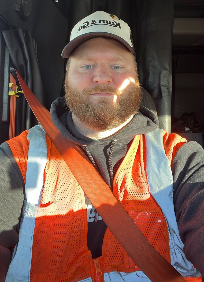 HubbaHubbaXXX's tweet photo. I would LOVE to get naked with @TheTruckerCub. What a handsome guy! He needs to breed me. 😈 https://t.co/E0izuurvrF