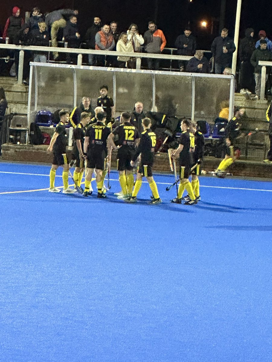 OfficialBeeHC's tweet photo. Beeston’s Max Sowter extends the lead for the Bees to 4-0 at Q3. https://t.co/tqhyCZXSsr