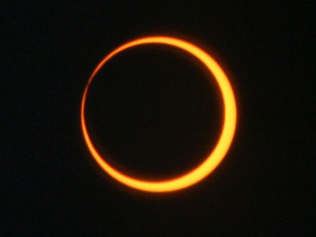 NazareAmarga's tweet photo. Eclipse no resto do Brasil / Eclipse onde moro https://t.co/dvg4M6syNR