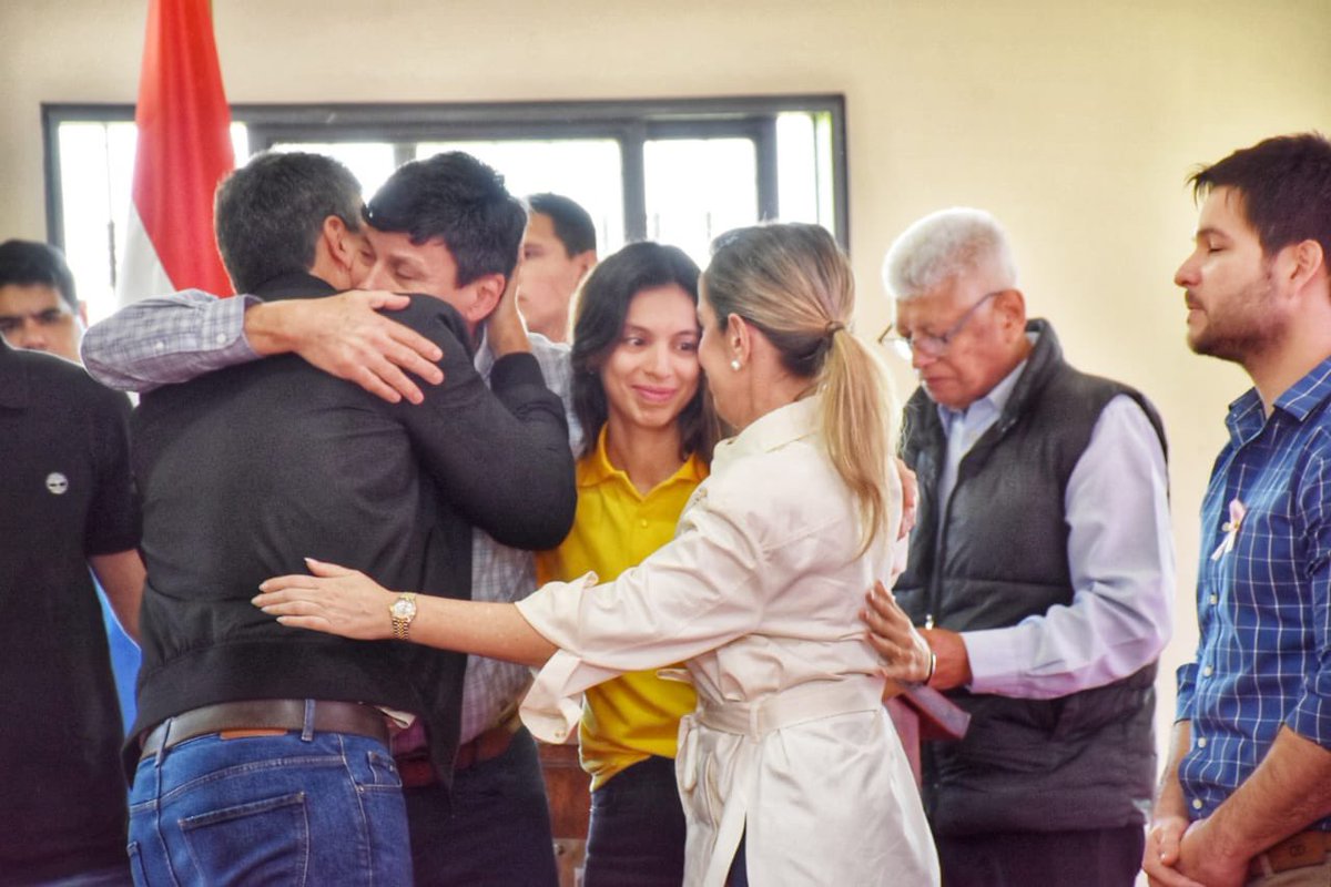 walterharms_py's tweet photo. Gracias a todos los que nos acompañaron en el Acto de Reconocimiento a Gladys! Gracias por tanto cariño y apoyo en estos momentos tan dificiles. Llevaremos por siempre en el corazón el gesto de los queridos amigos @SantiPenap y @LetiOcamposP 🙏🙏 https://t.co/f9myuq8RcN