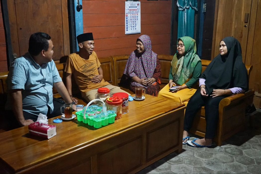 Sambang rumah warga dan perangkat desa di Desa Mendenrejo, Kecamatan Kradenan. Sambil menikmati teh anget, diskusi menerima masukan masyarakat. Maturnuwun Mas <a href="/andimbendell/">Cah Angon</a> teh nya seger