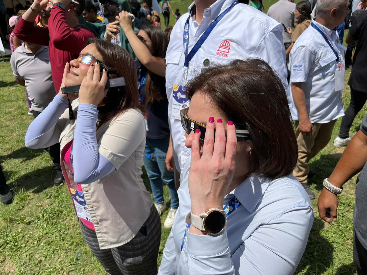 Así disfrutan el #eclipsesolar en el Parque del este de la capital caraqueña