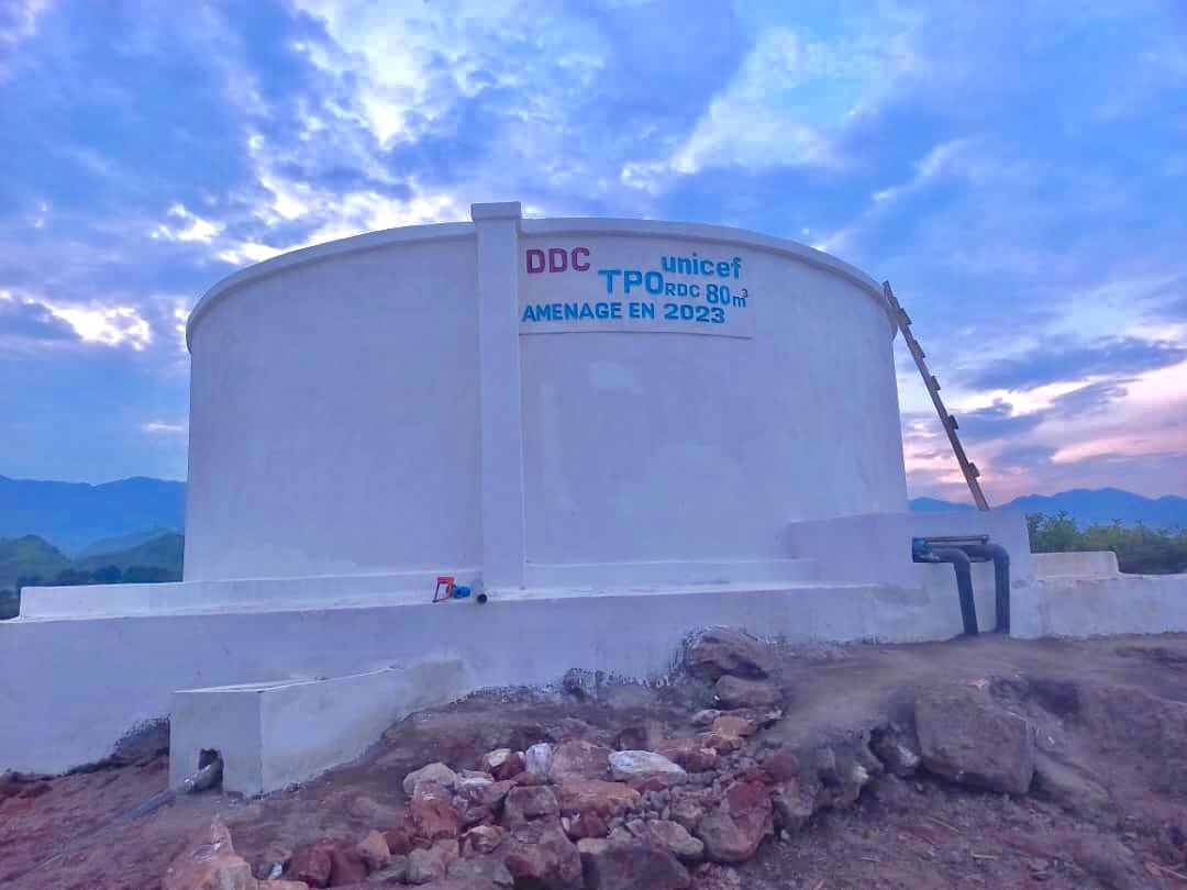 drc_tpo's tweet photo. La population de la zone de santé de Minova au Sud-Kivu accède facilement à l’eau potable grâce à l’aménagement d’un réservoir de 80.000 l d’eau et à la réhabilitation d’un réseau de 20 bornes fontaines.
🤝Par #TPODRC avec l’appui financier de @SwissDevCoop #DDC via @UNICEFDRC https://t.co/23Lnmnbxyz