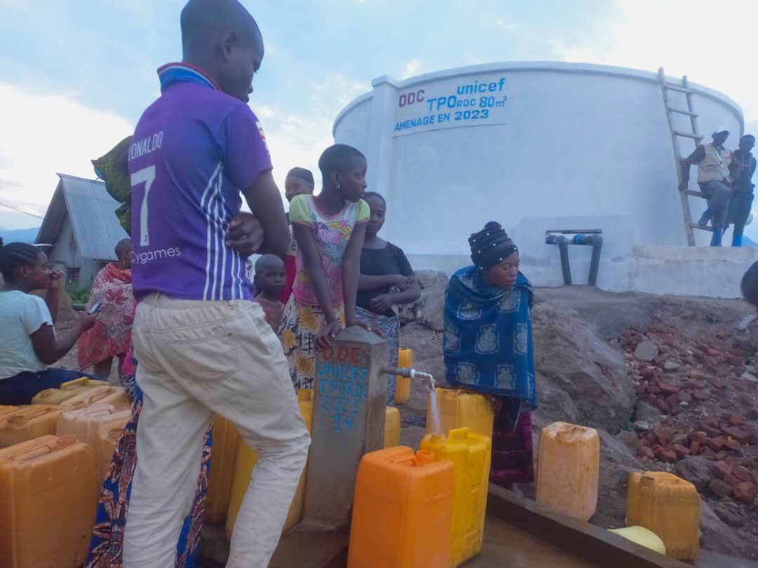 drc_tpo's tweet photo. La population de la zone de santé de Minova au Sud-Kivu accède facilement à l’eau potable grâce à l’aménagement d’un réservoir de 80.000 l d’eau et à la réhabilitation d’un réseau de 20 bornes fontaines.
🤝Par #TPODRC avec l’appui financier de @SwissDevCoop #DDC via @UNICEFDRC https://t.co/23Lnmnbxyz