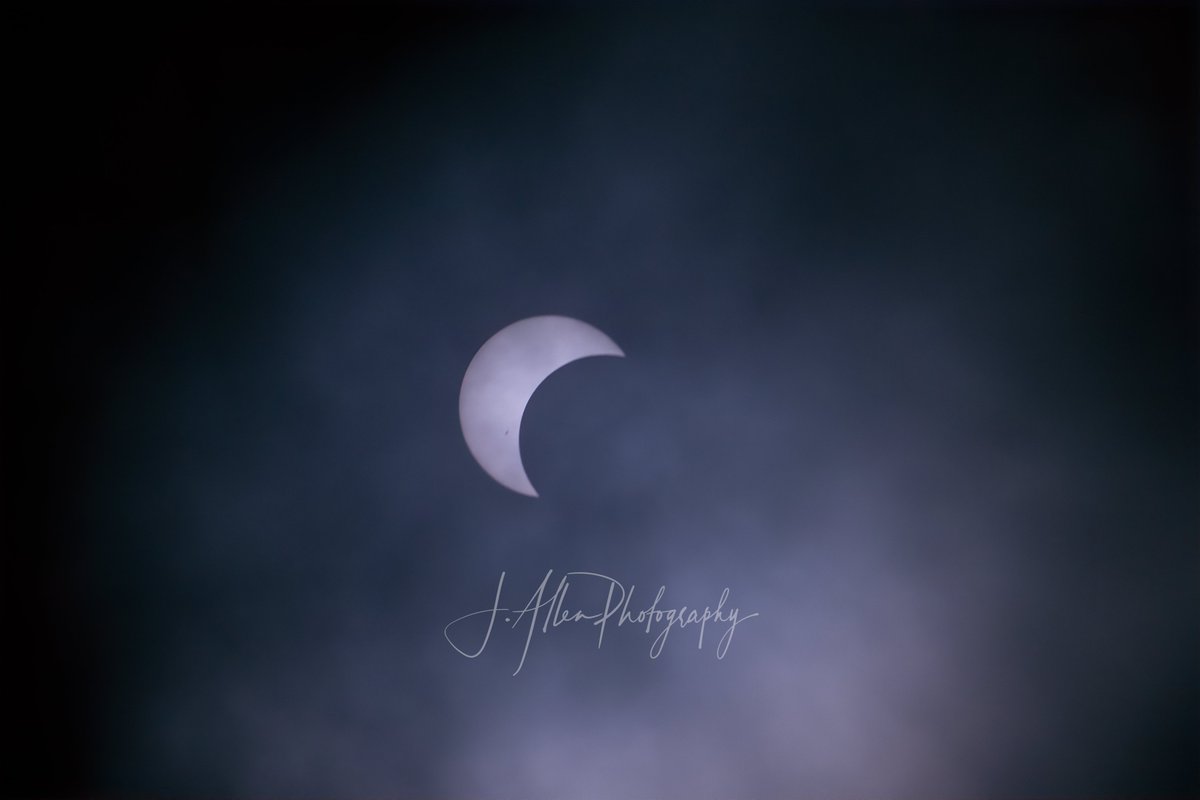 JAllenPhotogra1's tweet photo. There were just enough openings in the clouds today to get a few shots of the solar eclipse. #SolarEclipse2023 #ruralmnphotography #ruraljacksonmn #cloudyeclipse @NWSSiouxFalls @mark_tarello @CodyMatzFox9 @KeithMarlerFox9 @BelindaKARE11 @earthskyscience https://t.co/l9yZQngEG6