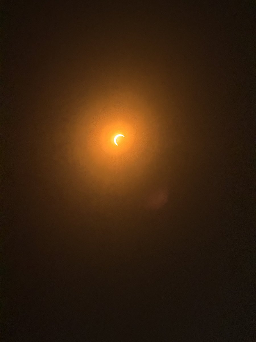TVDanTheMan's tweet photo. Pretty close nerds GGs #Eclipse #SolarEclipse #dallas https://t.co/UEDf60uCiA