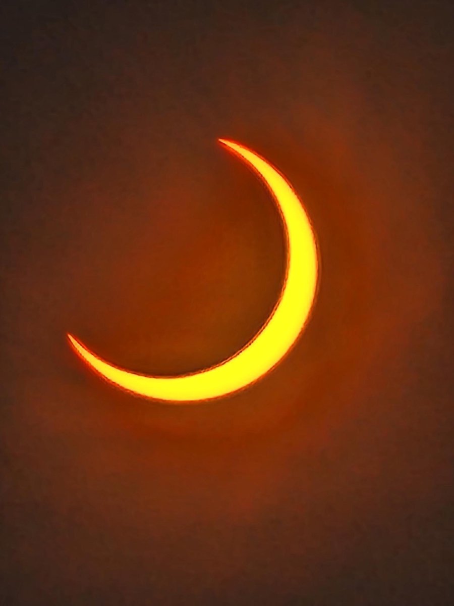 JasonAmyKL1's tweet photo. Here's a glimpse of the eclipse. https://t.co/bh5mC4bzaD