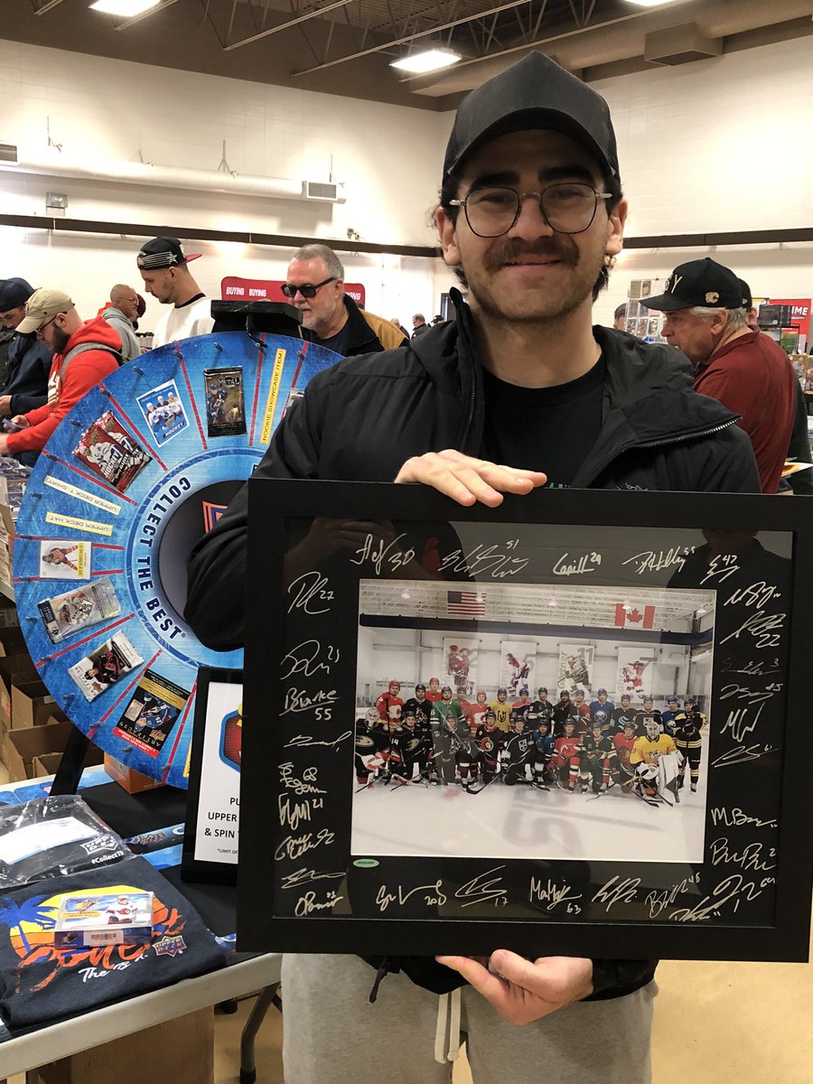 MLS_Calgary's tweet photo. Winner Winner - Turkey Dinner!
Congrats to Zach for winning the Rookie Showcase Signed Photo!
#CalgaryCardShow
@UpperDeckHockey https://t.co/j0wEe2Yfdm
