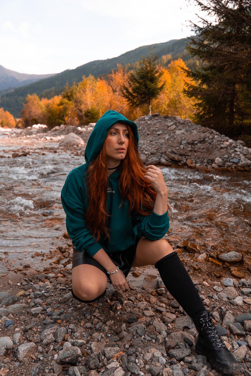 veselaugc's tweet photo. I love autumn and everything that comes with it. Let’s get cozy 🍂☕️ https://t.co/f5OSji71IC