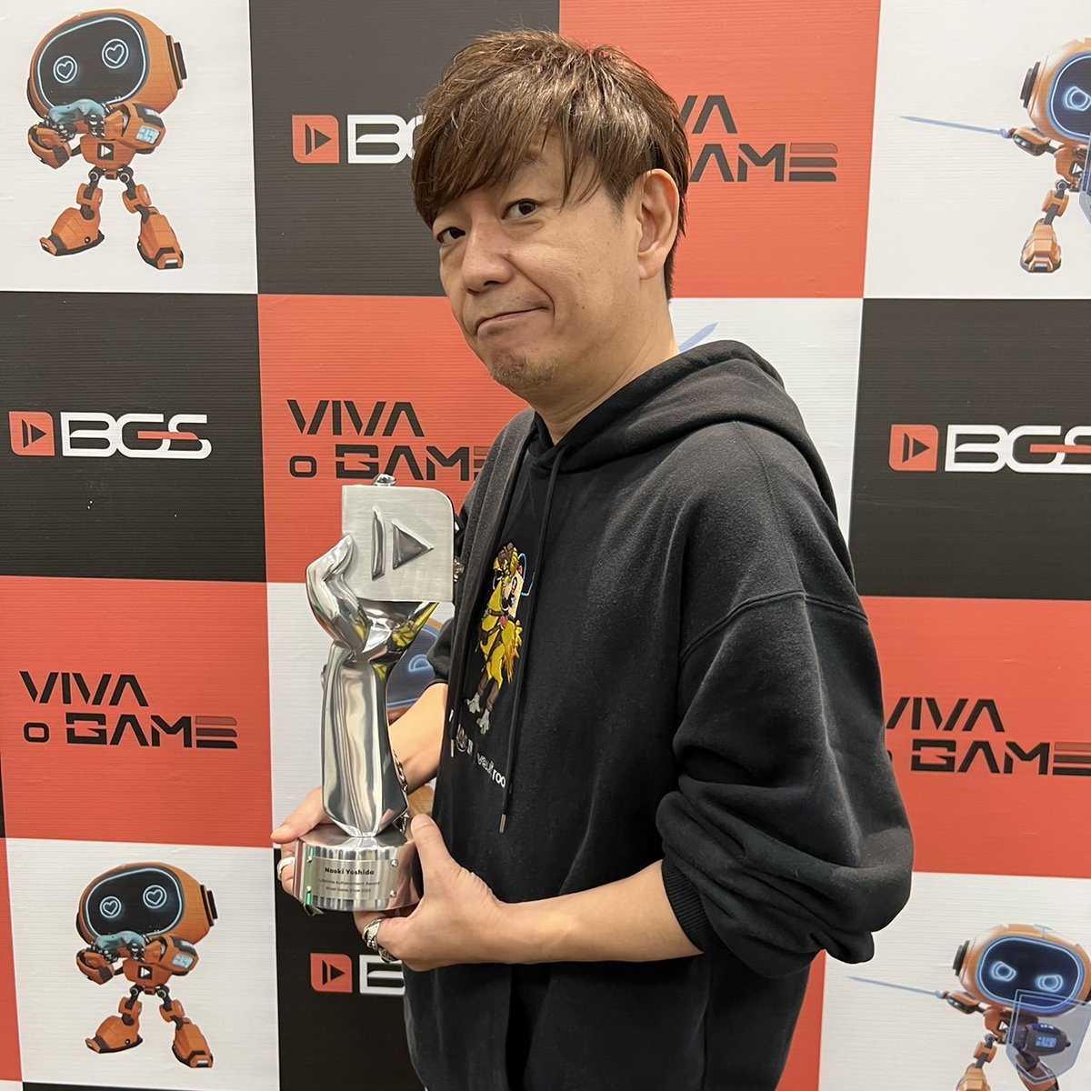 Brazil Game Show presented a 50-years-young Yoshida with a lifetime achievement award! He couldn't have done it without YOU! #FFXIV <a href="/BrasilGameShow/">Brasil Game Show (BGS)</a>