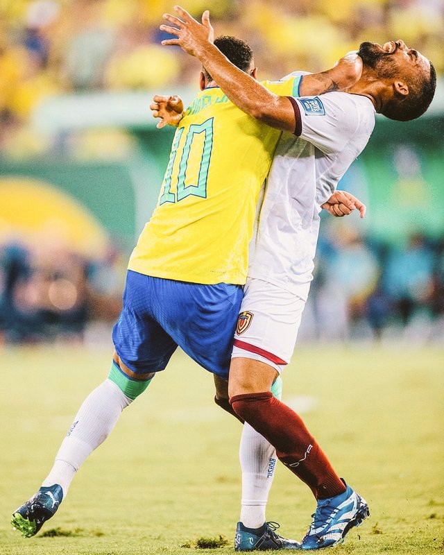 chacalburiel's tweet photo. ¡ESTOS ÁRBITROS DE CONMEBOL DIOSITO SANTO!

Falta antideportiva de Neymar sobre Yangel Herrera que era para expulsión, como va con todo con el codo hacia el cuello y rostro como si nada y el juez de adorno.

@FVF_Oficial ojo con las designaciones de Conmebol de ahora en adelante https://t.co/9F6XUsEskc