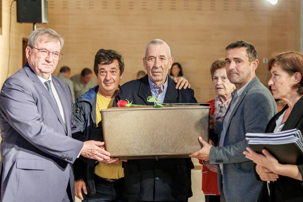 ftierraseca's tweet photo. Llevaban desde abril de 1939 en una fosa tras ser asesinados. Hoy, en #Tembleque, tras 84 años, el Gobierno de🇪🇸, con el @SE_MemoDemo @FmartineL ha entregado los restos de 15 personas a sus familiares en un acto de reparación y justicia

#MemoriaEsDemocracia en  #CastillaLaMancha https://t.co/MgEShR2Aew
