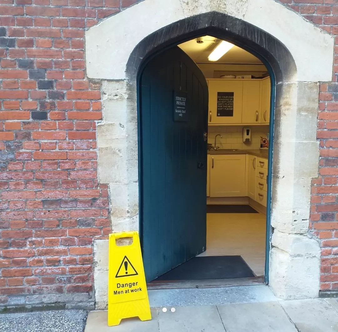 helenlouisecoll's tweet photo. @David_Hingley, a dangerous men 'working' at #HamptonCourtPalace @HRP_palaces #signagesaturday for you... 🤣 https://t.co/YRiEoDK4HI
