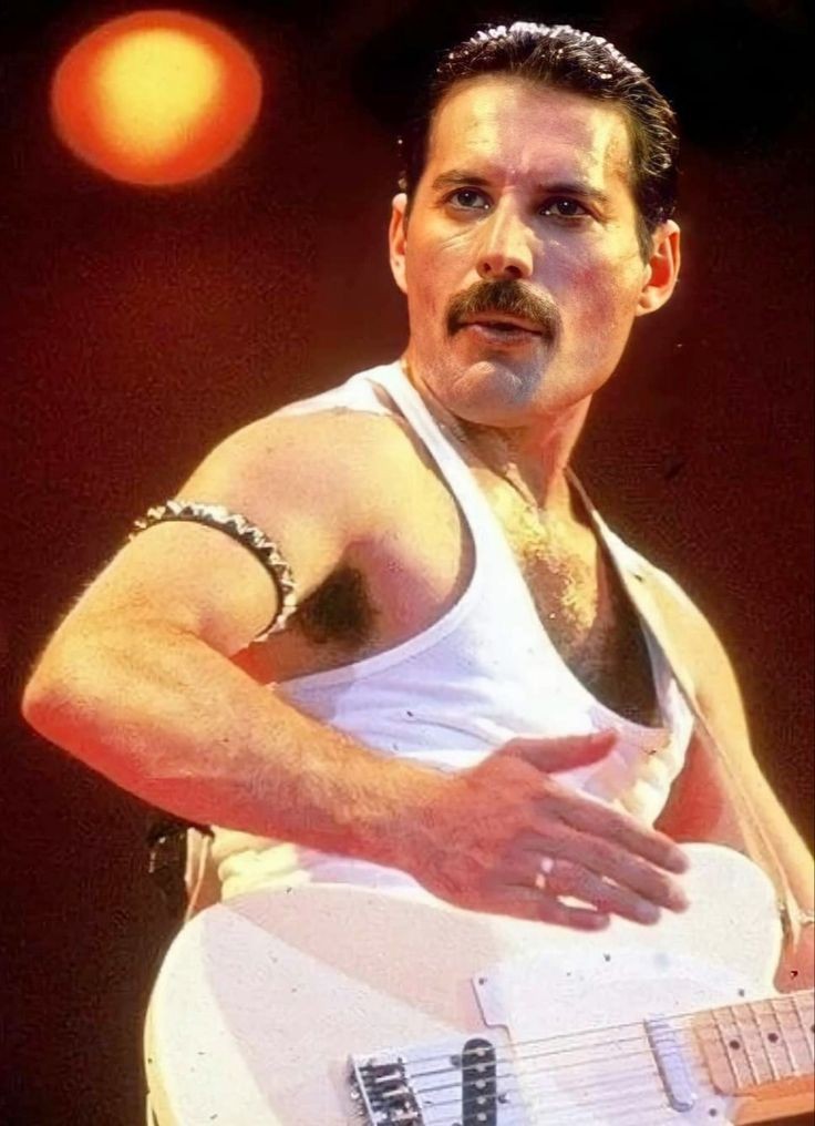 Farrokh_Mercury's tweet photo. #SaturdayRock 👥️Multitasking Fred👥️
Freddie was not just a Hero for one Event ! To the same time planned Freddie always a second Thing.
For example planned Freddie his Birthday Party's few months before this Day next to Recording or Tour days.
©️ Mercury Productions Ltd https://t.co/9SxvnydGCU