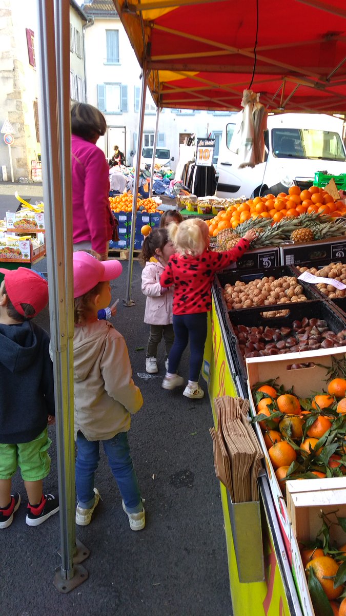stjosephambert's tweet photo. Pour préparer la semaine du goût, les élèves de TPS/PS ont acheté des fruits au marché https://t.co/vSR1kozfvp