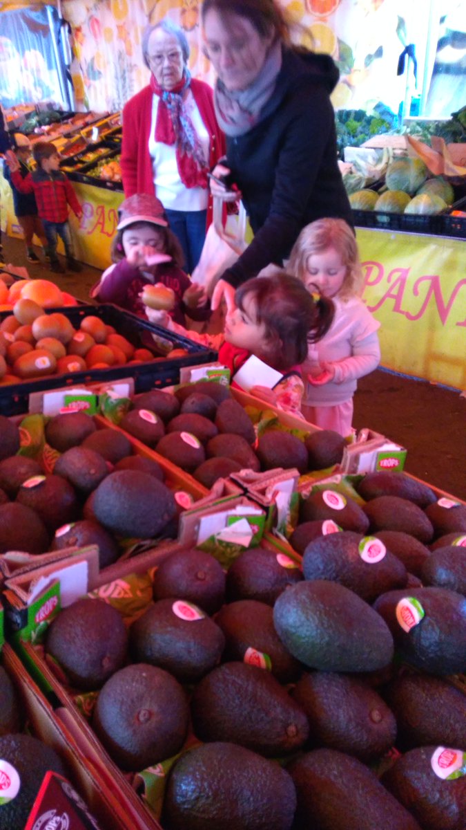 Pour préparer la semaine du goût, les élèves de TPS/PS ont acheté des fruits au marché