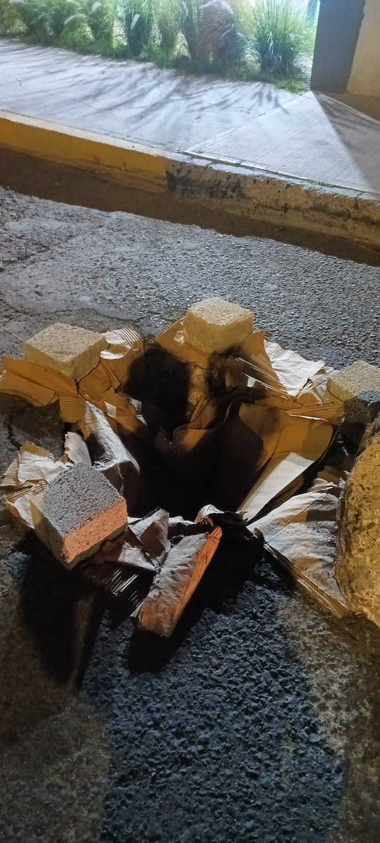 ErRgzD's tweet photo. @mpio_El_Marques @Enrique_VegaC Solicitando que puedan atender por favor frente el condominio Hda Tradicional en Los Héroes la falta de la tapa alcantarilla ya qué es un riesgo para la ciudadanía @SSPyTMElMarques @cea_qro @makugo https://t.co/0ajjvtG2am