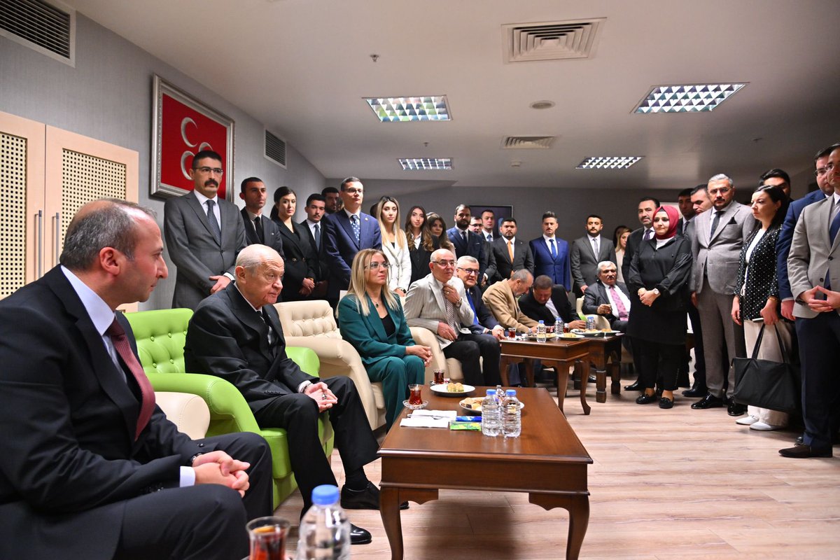 turansahinprfdr's tweet photo. Sayın Genel Başkanımızın teşrifleriyle, zat-ı âlilerinin himayelerinde MHP 19. Dönem Siyaset ve Liderlik Okulumuzun Açılış Törenini; Genel Başkan Yardımcılarımız, Milletvekillerimiz, MYK-MDK Üyelerimiz ve geçmiş dönem öğrencilerimizle birlikte gerçekleştirdik. https://t.co/Eqj3b4UQxj