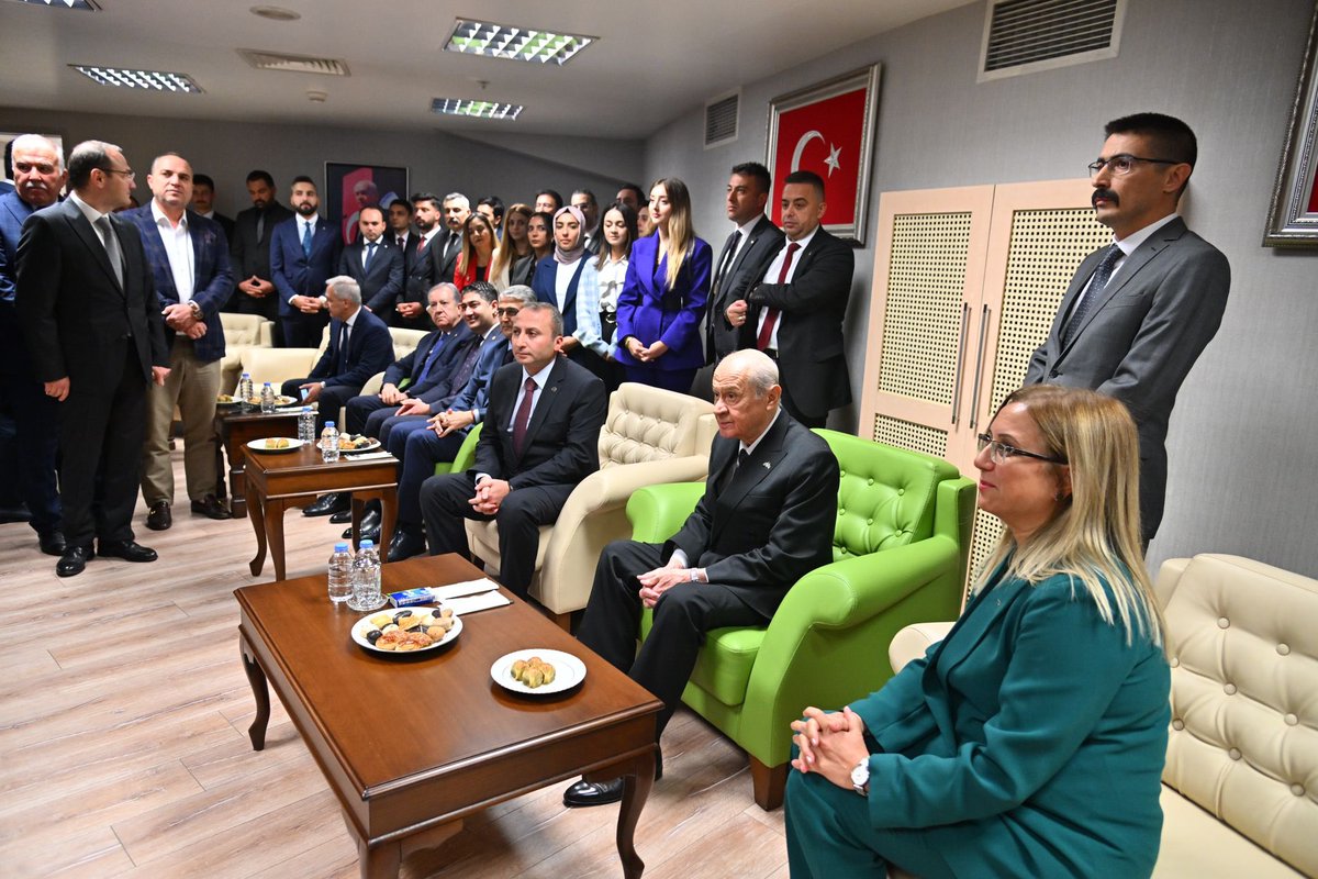 Sayın Genel Başkanımızın teşrifleriyle, zat-ı âlilerinin himayelerinde MHP 19. Dönem Siyaset ve Liderlik Okulumuzun Açılış Törenini; Genel Başkan Yardımcılarımız, Milletvekillerimiz, MYK-MDK Üyelerimiz ve geçmiş dönem öğrencilerimizle birlikte gerçekleştirdik.