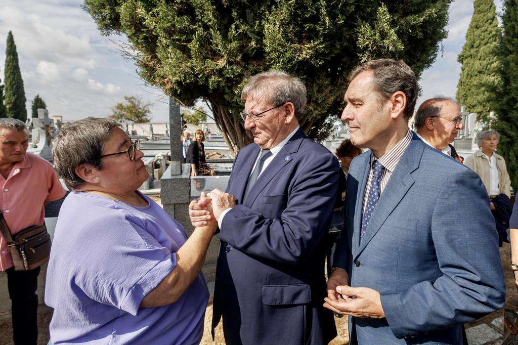 ftierraseca's tweet photo. Llevaban desde abril de 1939 en una fosa tras ser asesinados. Hoy, en #Tembleque, tras 84 años, el Gobierno de🇪🇸, con el @SE_MemoDemo @FmartineL ha entregado los restos de 15 personas a sus familiares en un acto de reparación y justicia

#MemoriaEsDemocracia en  #CastillaLaMancha https://t.co/MgEShR2Aew