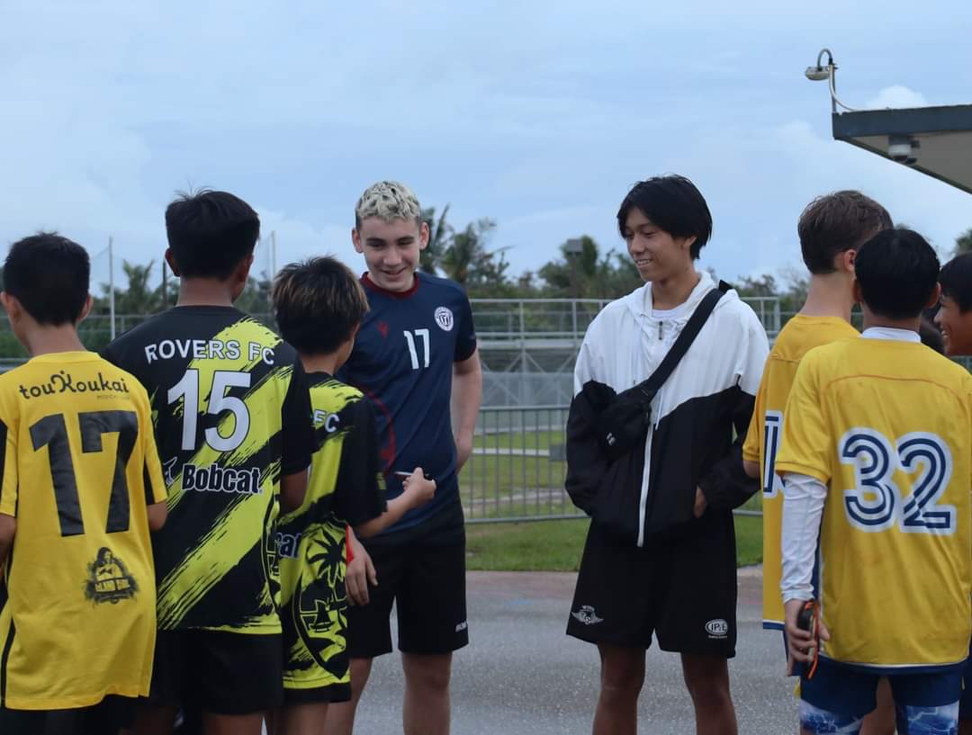 Guam_FR's tweet photo. Nos joueurs nationaux sont de retour à Guam pour le match retour du 1er tour qualificatif pour la CDM 26 face à Singapour 🇸🇬
L'occasion pour les joueurs de rencontrer les supporters et de passer du temps avec eux https://t.co/GxaqNMmdgk