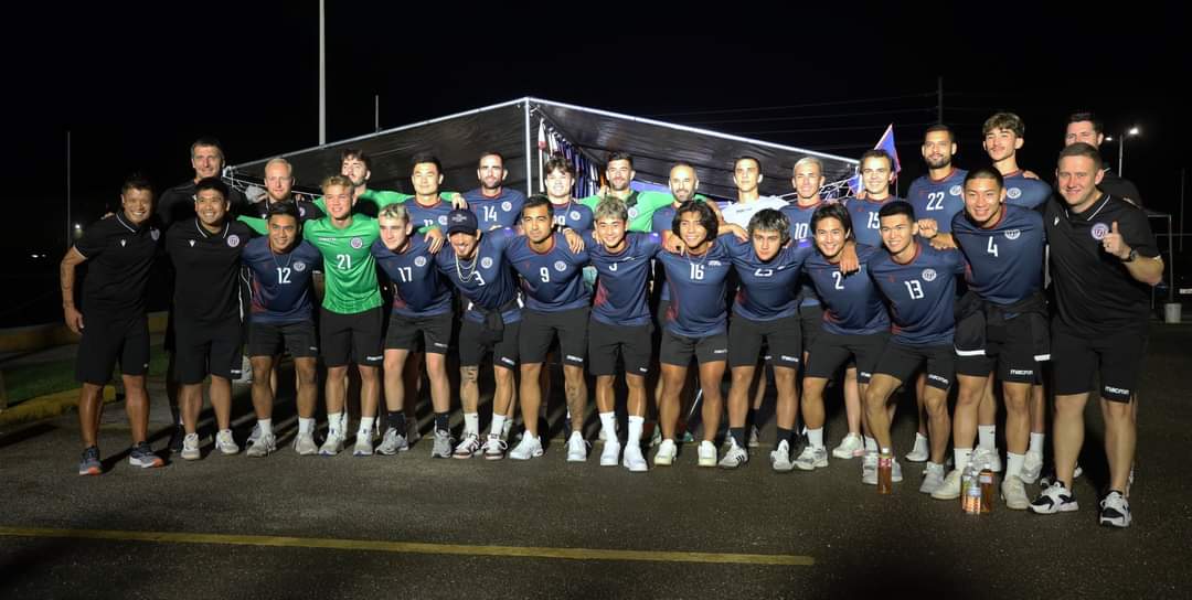 Guam_FR's tweet photo. Nos joueurs nationaux sont de retour à Guam pour le match retour du 1er tour qualificatif pour la CDM 26 face à Singapour 🇸🇬
L'occasion pour les joueurs de rencontrer les supporters et de passer du temps avec eux https://t.co/GxaqNMmdgk