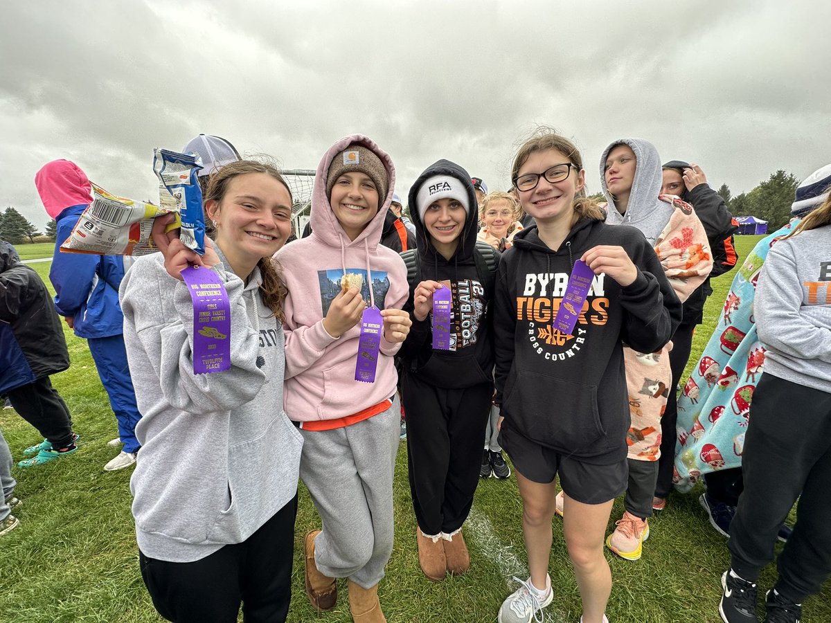 ByronTigerXC's tweet photo. BNC Conference Champsionship results on a rainy morning in Oregon:
Tim Starwalt (4th) All-Conference 
Ashley Potter (18th) Honorable Mention All-Conference 
Gabby Northrup (19th) Honorable Mention All-Conference 
Emma Franchi (20th) Honorable Mention All-Conference https://t.co/24SjZYr9Kk