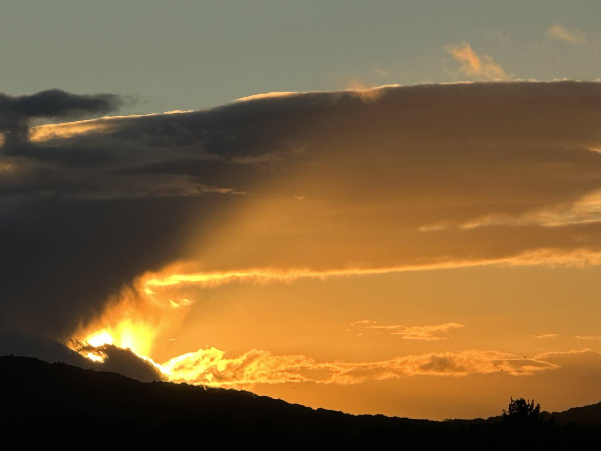 ManelRoura's tweet photo. Beautiful and bright #sunset at Snedshill shared with Claire another local sunset seeker #Telford #loveukweather https://t.co/iAeqR3v8ol