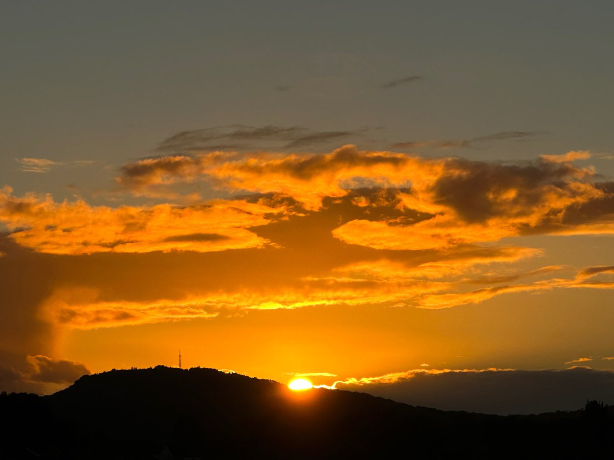 ManelRoura's tweet photo. Beautiful and bright #sunset at Snedshill shared with Claire another local sunset seeker #Telford #loveukweather https://t.co/iAeqR3v8ol