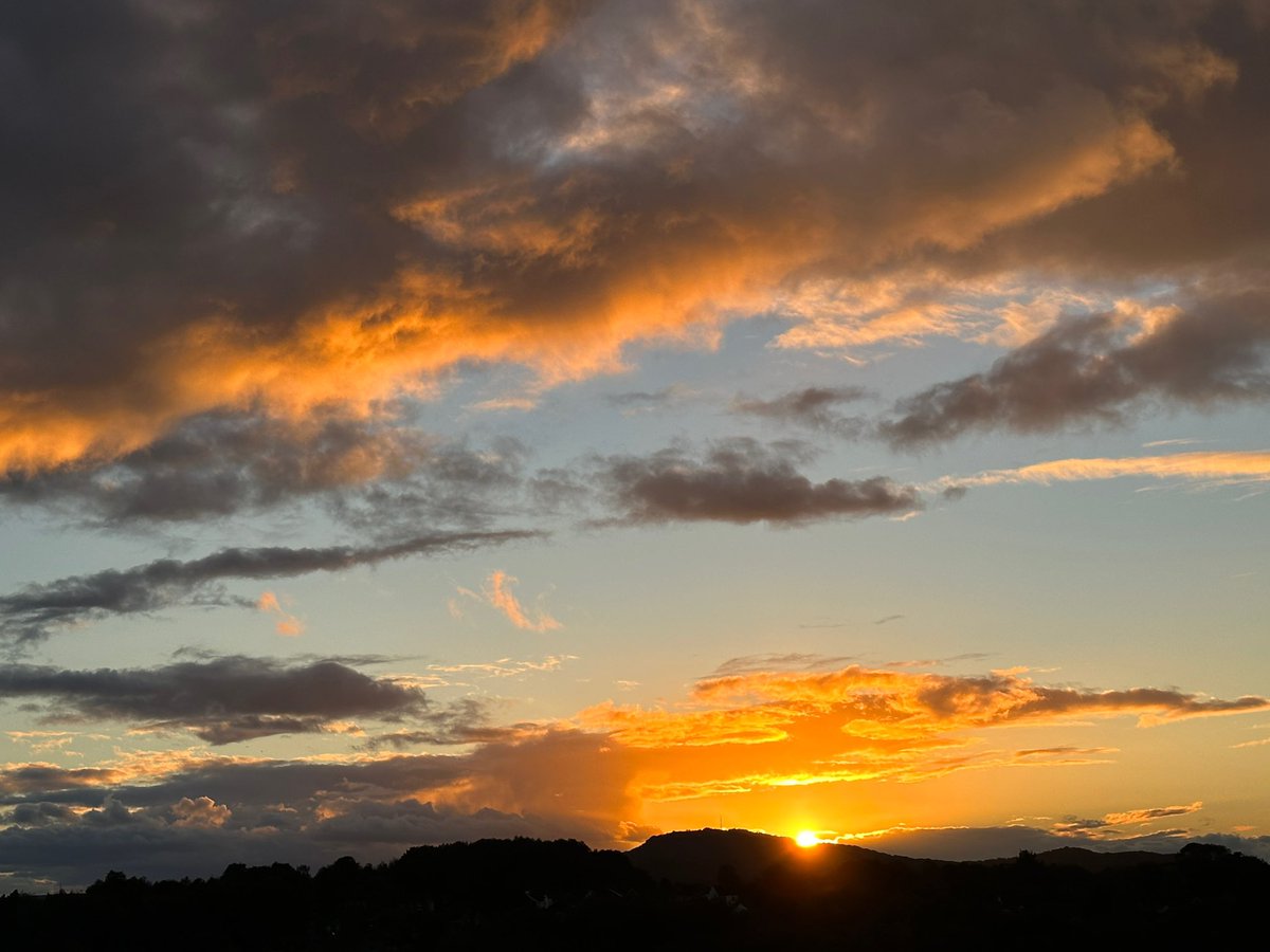 ManelRoura's tweet photo. Beautiful and bright #sunset at Snedshill shared with Claire another local sunset seeker #Telford #loveukweather https://t.co/iAeqR3v8ol