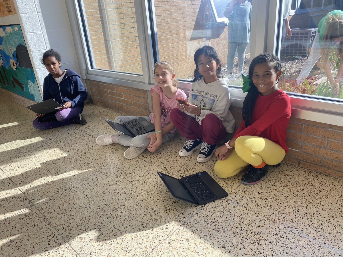 MHKProjectGreen's tweet photo. A week of labor and leadership. Persistent patches of invasives were pulled and leadership began drafting our plans for this year. Perhaps we host a native seed sowing community event in January? Looking forward to seeing what our leaders choose to do!  @EWRSDK12 @mrs_sfelicetta https://t.co/SmkuZ6fr3O