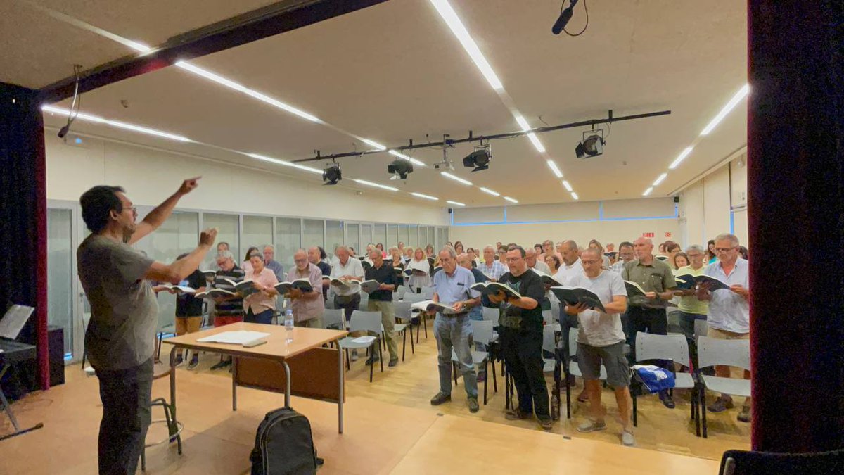 MessiesBcn's tweet photo. A #Girona comencem assaigs del #Messiesparticipatiu 2023. Amb en @MartiFerrerB  com a director preparador i en @claudiosuzin com a pianista.
Anem a bon ritme i el primer assaig ja sona força bé!
fotos @Adrateia https://t.co/PCuNFshY8a