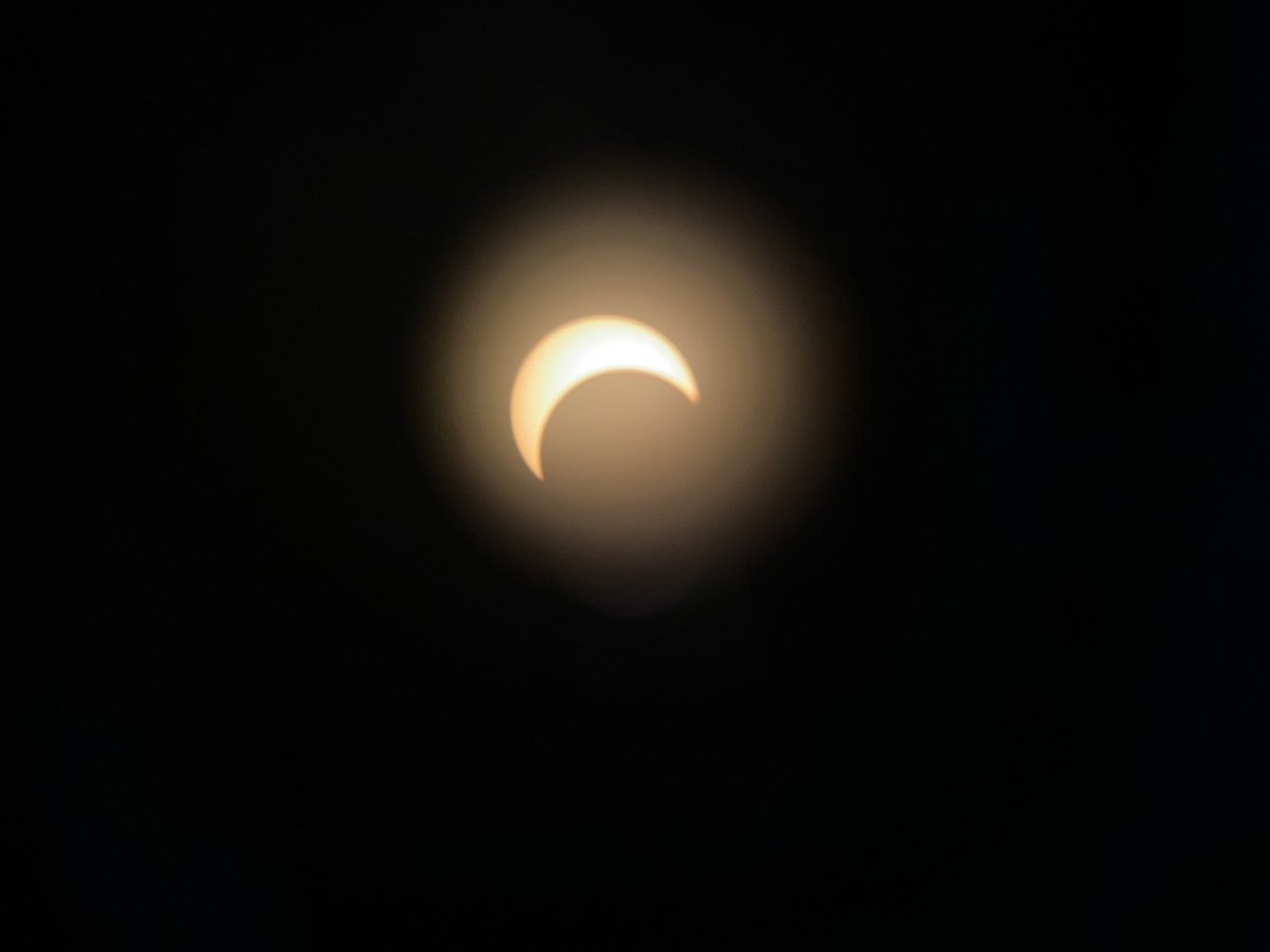 Eclipse anular de sol en la #Cdmx y con una de mis personas favoritas <a href="/duranescool/">Duran</a> 

*Las fotos del eclipse las tomé yo, a través de un telescopio (tranquilos, el telescopio tenia todos los filtros necesarios para ver)